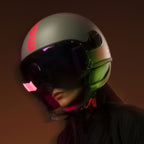 Casco jet Momo Design FGTR Classic Fluo indossato, la grafica fucsia fluo di notte