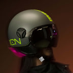 Casco jet Momo Design FGTR Classic Fluo grigio opaco/giallo fluo indossato, vista laterale in controluce
