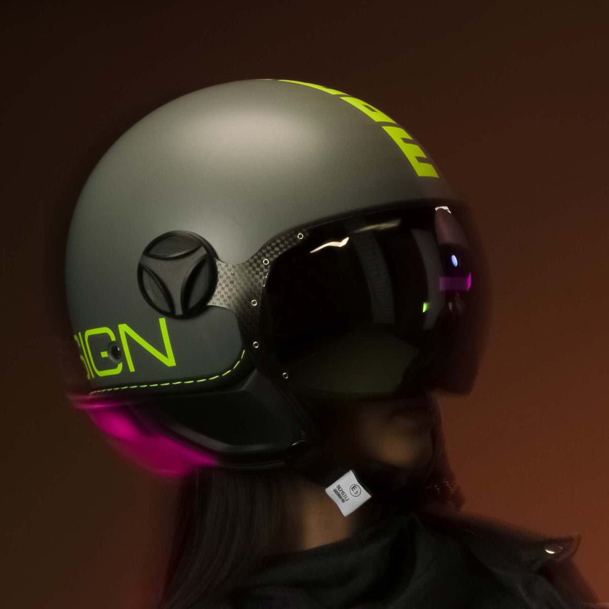 Casco jet Momo Design FGTR Classic Fluo grigio opaco/giallo fluo indossato, vista laterale in controluce