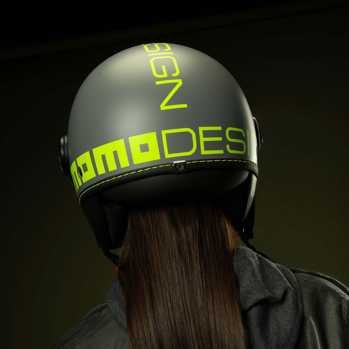 Casco jet Momo Design FGTR Classic Fluo indossato, la grafica giallo fluo di notte