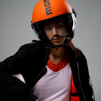 Casco jet Momo Design FGTR Classic Mono arancione opaco indossato, vista frontale con visiera alzata