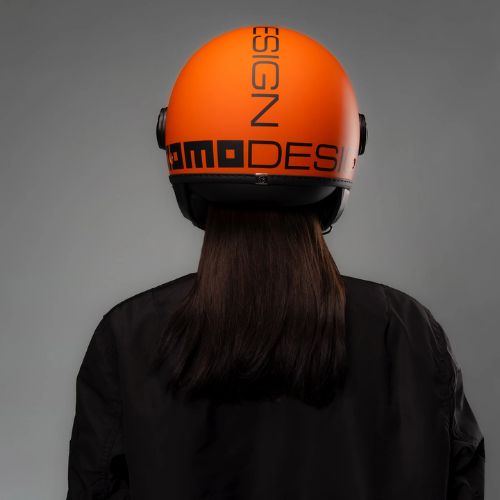 Casco jet Momo Design FGTR Classic Mono arancione opaco indossato, vista da dietro con logo MOMODESIGN nero