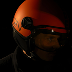 Casco jet Momo Design FGTR Classic Mono arancione opaco indossato con occhialini, vista di profilo