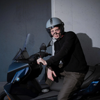 Dettaglio del casco jet Momo Design FGTR Classic Mono grigio opaco indossato alla guida in città