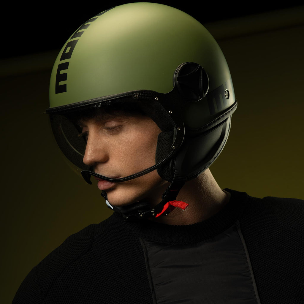 Casco jet Momo Design FGTR Classic Mono verde militare opaco indossato, primo piano su fondo scuro