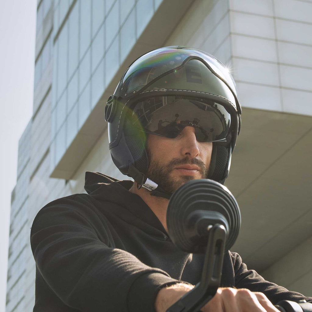 Casco jet Momo Design FGTR EVO E2206 verde opaco indossato in citta, vista laterale