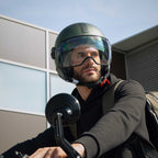 Casco jet Momo Design FGTR EVO E2206 verde opaco indossato alla guida, vista frontale