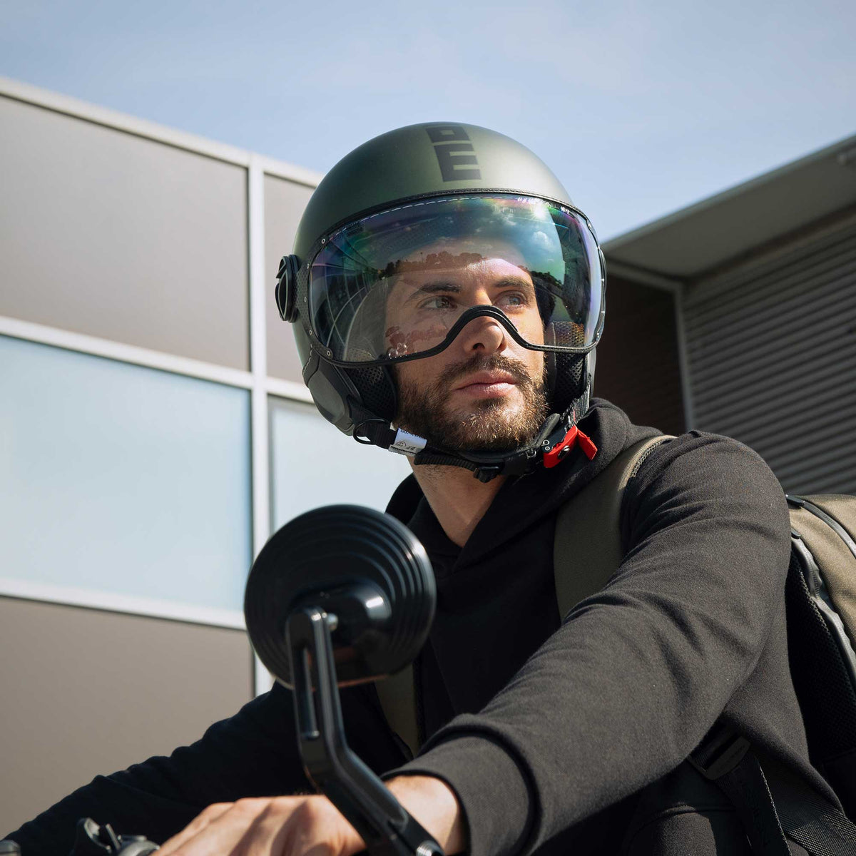 Casco jet Momo Design FGTR EVO E2206 verde opaco indossato alla guida, vista frontale