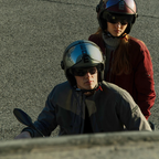 Due motociclisti in sella a uno scooter con caschi jet Momo Design FGTR EVO