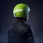 Vista posteriore del casco jet Vespa Colors verde opaco indossato, con il logo Vespa sulla nuca