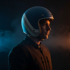 Casco jet Vespa Heritage azzurro indossato di profilo, sfondo scuro con luce calda e foschia
