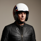 Uomo con giacca in pelle nera indossa il casco jet Vespa Nazioni 2.0 Inghilterra bianco Union Jack