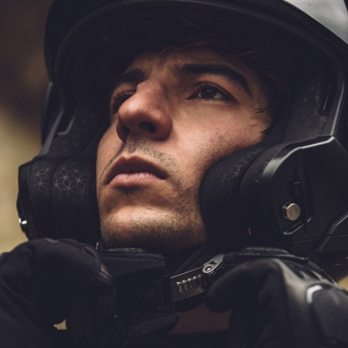 Casco modulare flip-back Kappa KV55 Nero Opaco, indossato in configurazione jet, primo piano frontale del motociclista