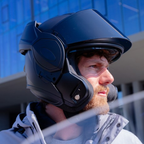 Casco modulare flip-back Kappa KV55 Nero Opaco, indossato con la mentoniera ribaltata all'indietro, primo piano in citta