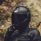 Casco modulare flip-back Kappa KV55 Nero Opaco, indossato di profilo su strada di montagna, casco chiuso