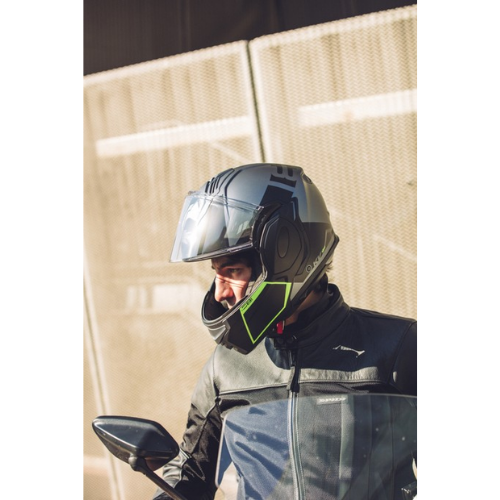 Casco modulare flip-back Kappa KV55 York Titanio Opaco / Nero / Giallo, indossato in sella, immagine di ambientazione