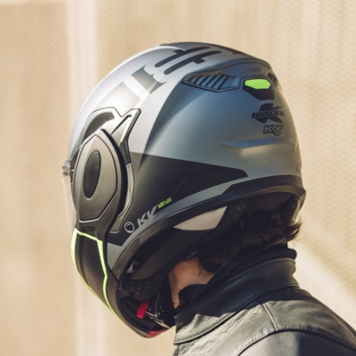 Casco modulare flip-back Kappa KV55 York Titanio Opaco / Nero / Giallo, indossato, vista tre quarti posteriore con la grafica York