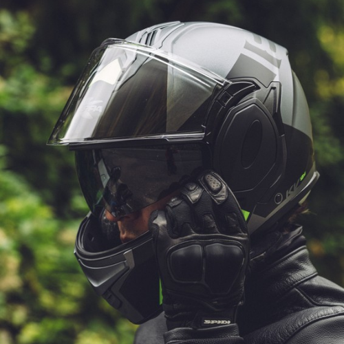 Casco modulare flip-back Kappa KV55 York Titanio Opaco / Nero / Giallo, indossato con la visiera esterna sollevata