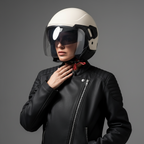 Donna con giacca in pelle nera indossa il casco demi-jet Piaggio PJ bianco