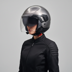 Donna con giacca tecnica indossa il casco demi-jet Piaggio PJ grigio metallizzato