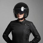 Donna con giacca tecnica nera indossa il casco demi-jet Piaggio PJ nero