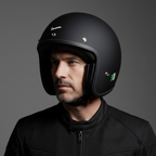 Uomo con giacca nera indossa il casco jet Vespa P-Xential 2.0 nero opaco