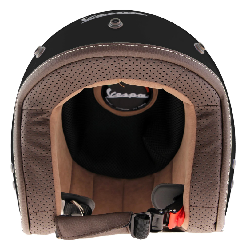 Interno del casco jet Vespa P-Xential: rivestimento marrone traforato con logo Vespa e chiusura micrometrica