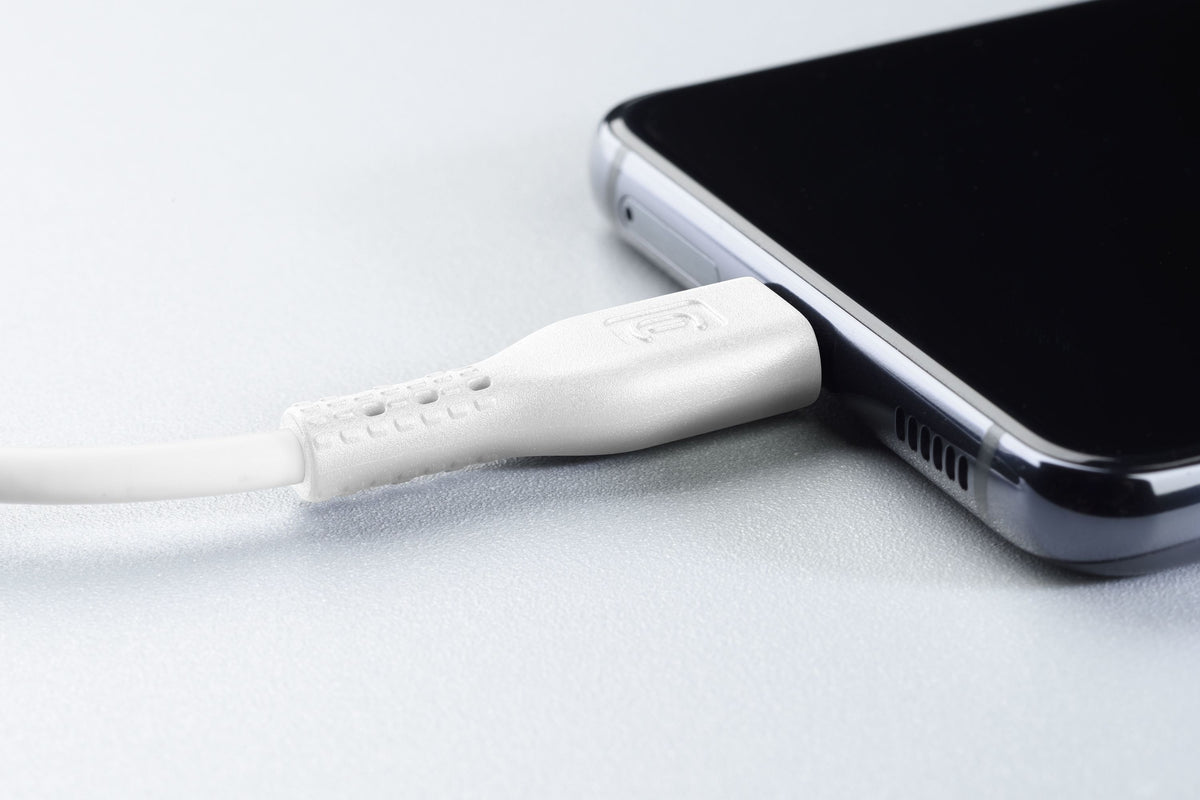 Cellularline Cavo Dati MFi USB Travel 15 cm per iPhone, Bianco USBDATACTRMFIIPH5: cavo collegato a un telefono (ambientata)