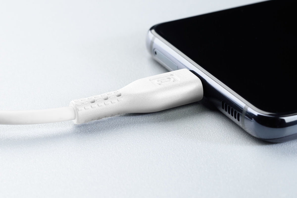 Cellularline Power Cable Cavo da USB a USB-C 15 cm USBDATACTRUSBCW: cavo collegato a un telefono (ambientata)