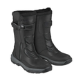 Stivali moto Dane Oksby H-Dry neri in pelle, paio in vista tre quarti con fibbia di regolazione al gambale