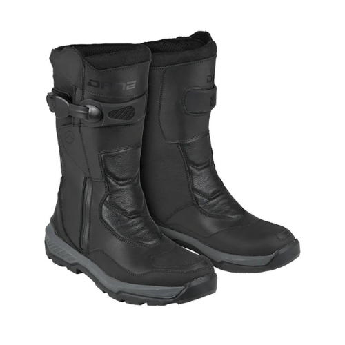 Stivali moto Dane Oksby H-Dry neri in pelle, paio in vista tre quarti con fibbia di regolazione al gambale