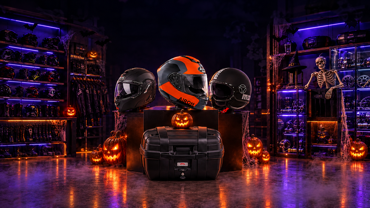 Speciale Halloween Moon Bike: caschi Airoh ST.501 Dock, Airoh REV 19, Momo Design FGTR EVO e bauletto Kappa Garda Lite nel negozio decorato con zucche