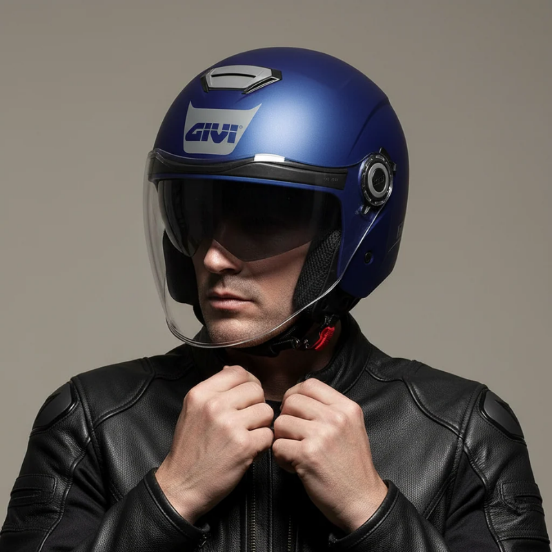 Motociclista che indossa il casco jet Givi 12.5 Solid Color blu metallizzato opaco con visiera