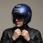 Motociclista che indossa il casco jet Givi 12.5 Solid Color blu metallizzato opaco con visiera