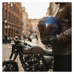 Casco jet Givi 12.5 blu metallizzato opaco tenuto in mano accanto a una moto in città