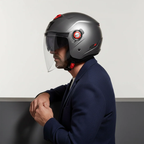 Uomo di profilo con il casco jet Givi 12.5 titanio opaco e la visiera trasparente abbassata