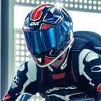 Motociclista in sella con il casco integrale Givi 50.6 Sport Deep blu/rosso H506FEPLR e visiera a specchio blu