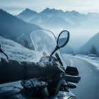 Guanti Hevik Sirio sul manubrio lungo una strada di montagna nella stagione fredda