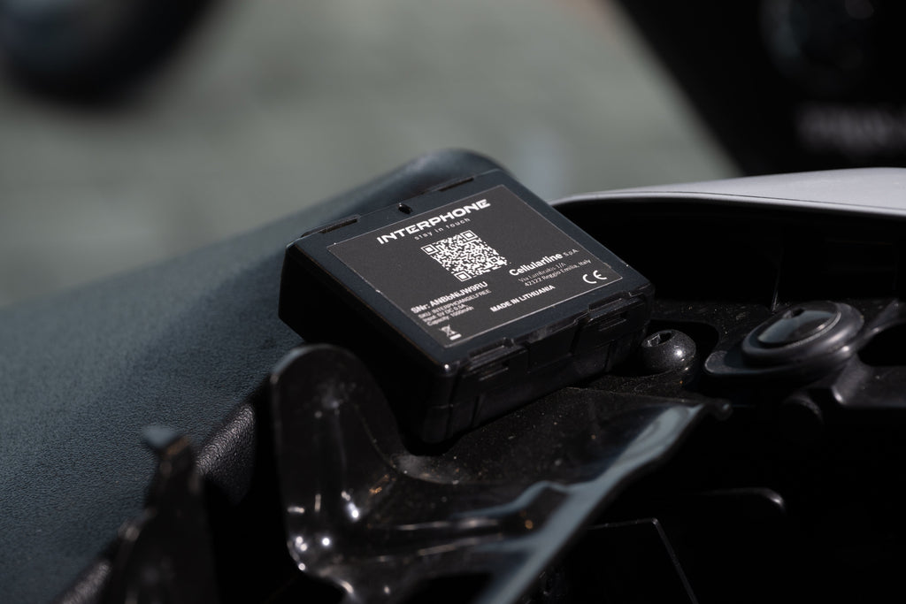 Interphone Angel Free nascosto nel vano della moto, dettaglio del dispositivo installato