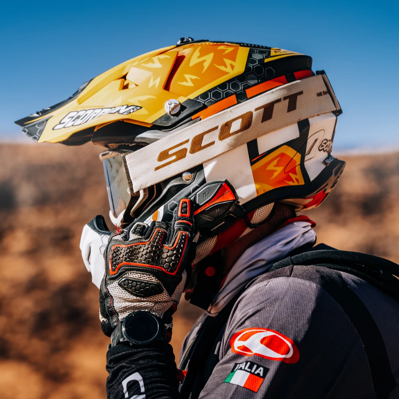 Pilota di fuoristrada nel deserto con l'interfono Interphone ERA 1X sul casco