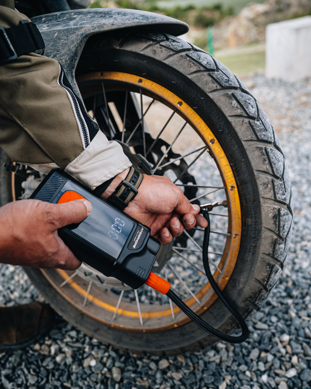 Interphone Air Pump Power Avviatore di Emergenza con Compressore INTERPHOAIRPUMP6KJ: gonfiaggio pneumatico moto con tubo
