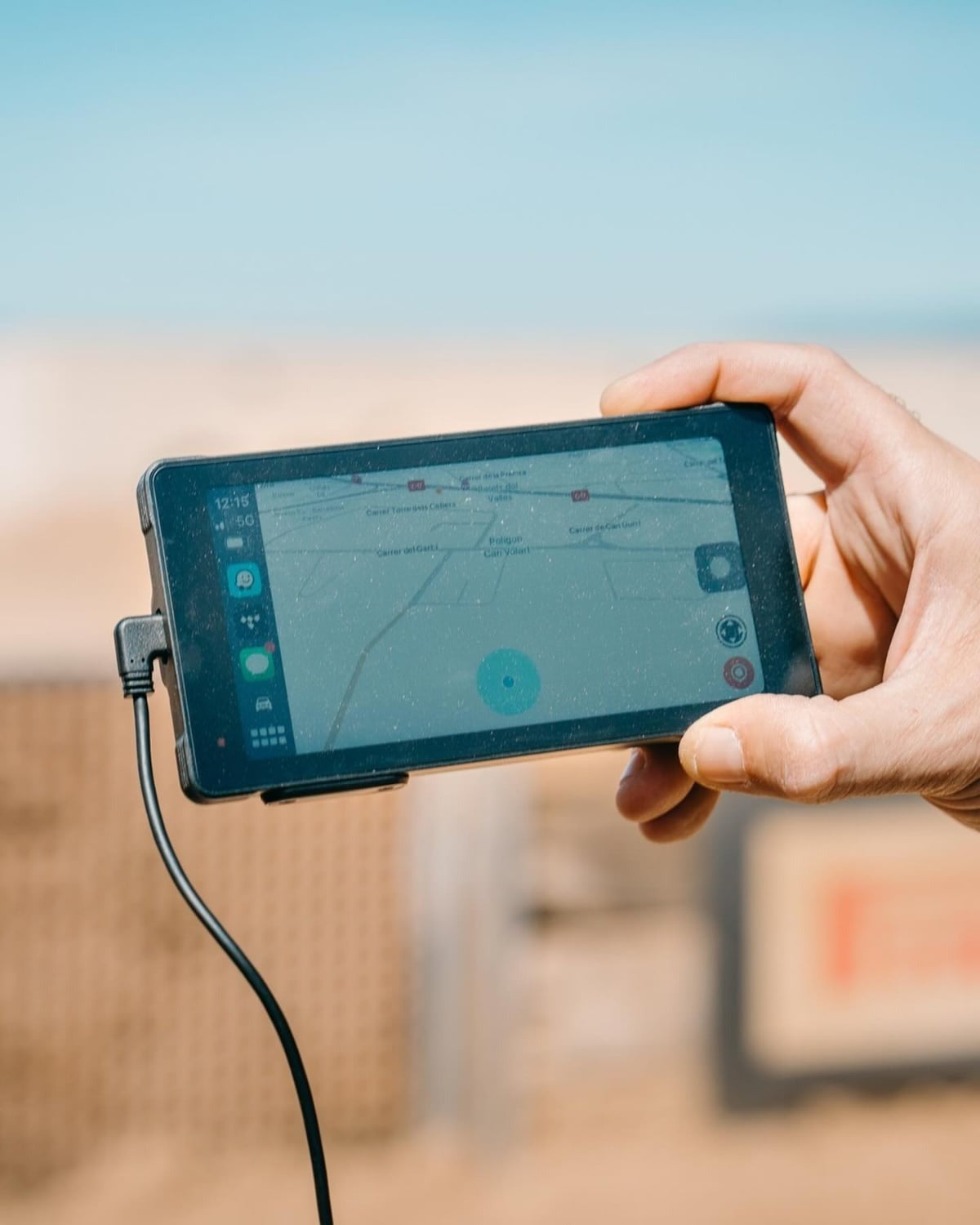 Interphone RideSync Display Moto Apple CarPlay e Android Auto 5,5" INTERPHORIDESYNC: display in mano, ambientata