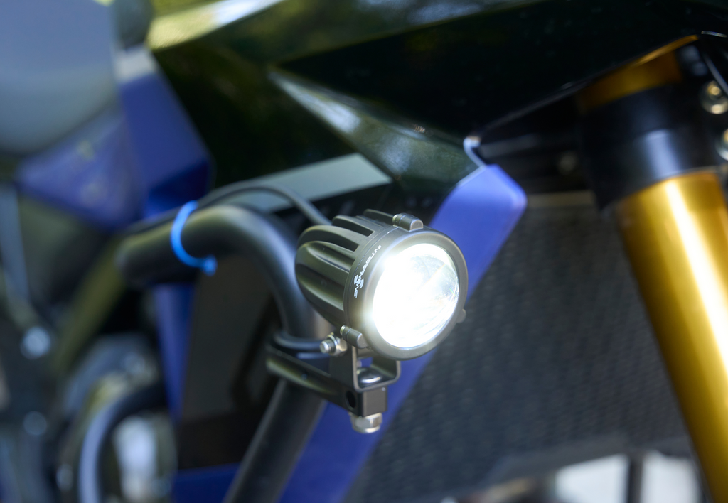 Interphone Coppia Faretti LED Moto 10W LEDLIGHT10FOG: faretto acceso montato sulla moto