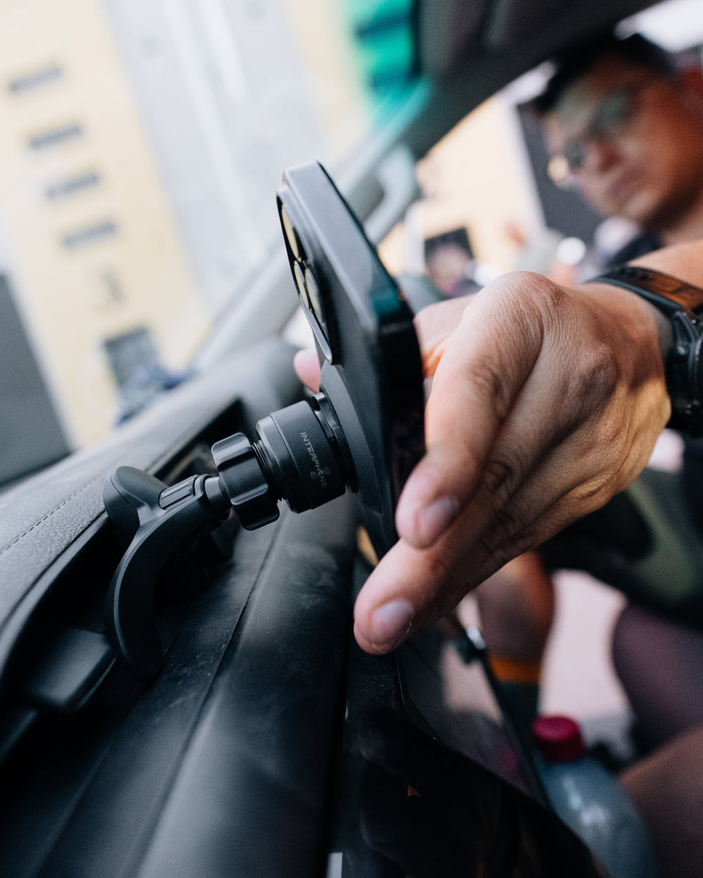 Interphone Quiklox Supporto Telefono per Bocchetta Aria Auto SAQUIKLOXAIRVENT: sgancio del telefono in auto