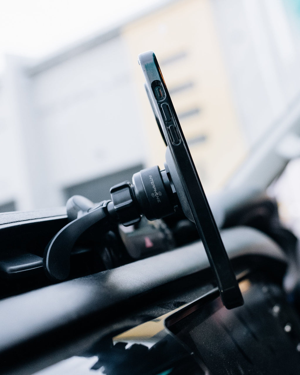 Interphone Quiklox Supporto Telefono per Bocchetta Aria Auto SAQUIKLOXAIRVENT: telefono agganciato alla bocchetta aria