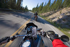 Interphone Moto Crab Supporto Telefono Manubrio EasyClip SMMOTOCRAB23: motociclista in viaggio con telefono sul manubrio
