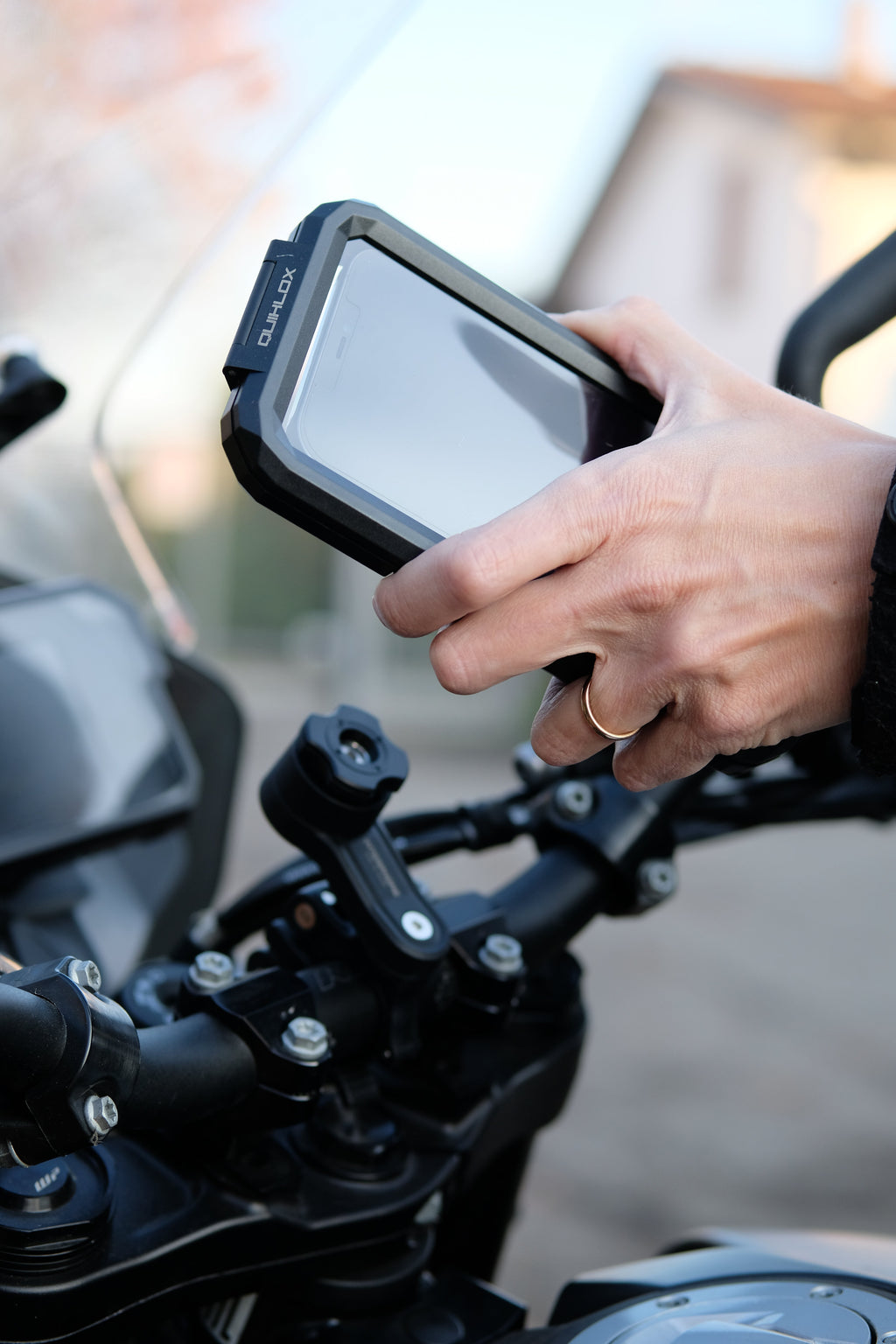 Interphone Quiklox Custodia Rigida Armor per Telefono SMQUIKLOXARMORCASE: inserimento della custodia sul supporto