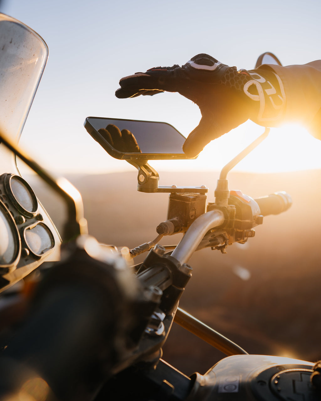Interphone Quiklox Supporto Telefono per Vaschetta Olio Freni SMQUIKLOXBRKMOUNT: motociclista aggancia il telefono