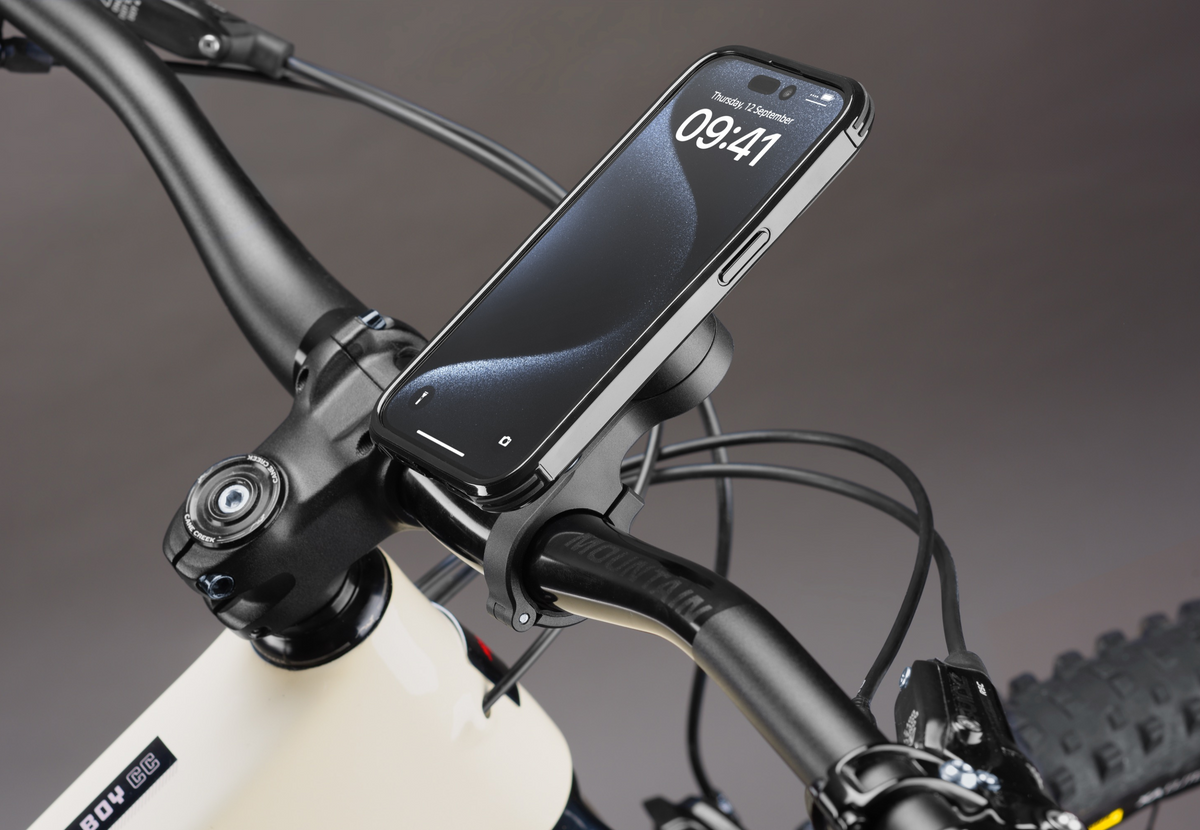 Interphone Quiklox Custodia Antiurto per iPhone 12 Pro Max SMQUIKLOXIPH12PMAX: telefono con cover sul manubrio bici