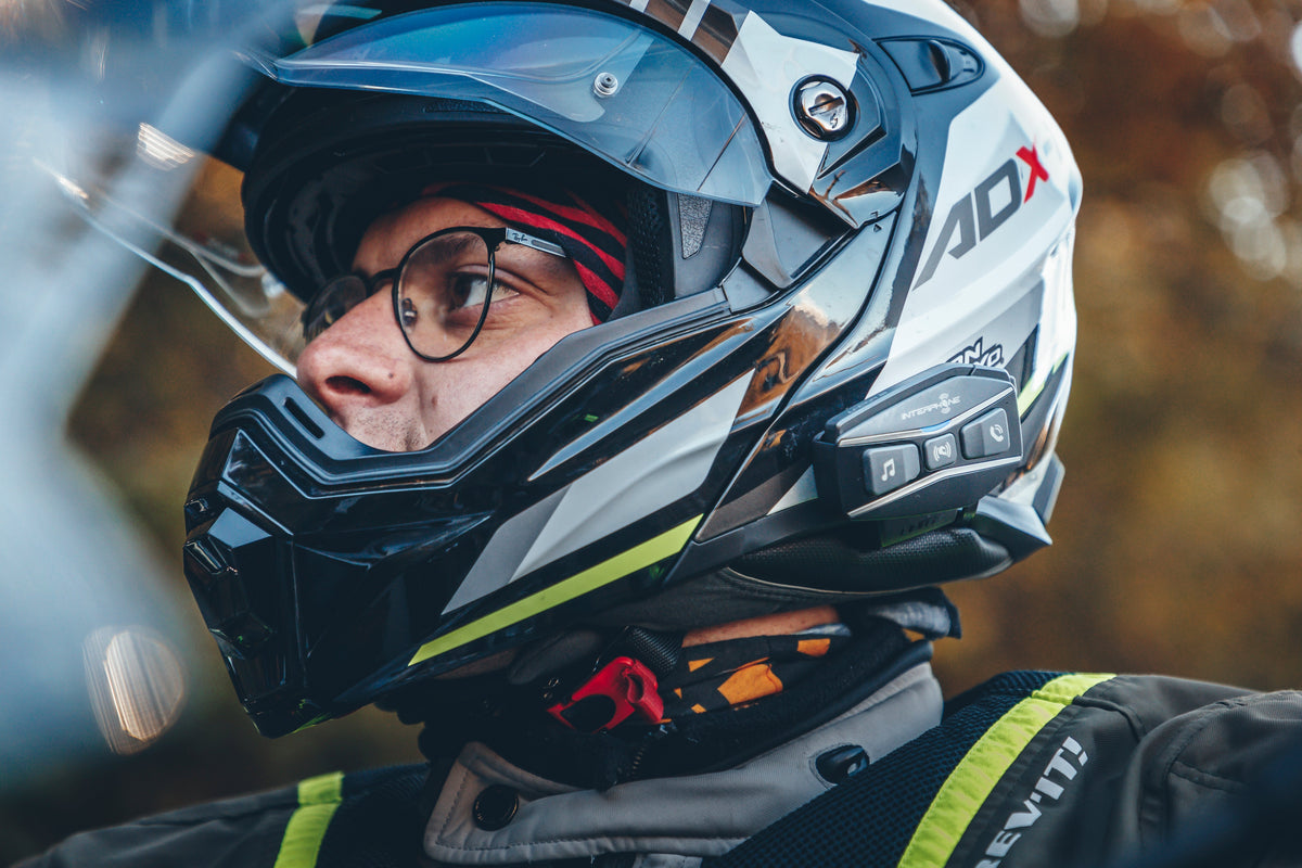 Interphone U-COM 16 INTERPHOUCOM16: motociclista con casco integrale